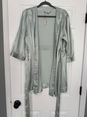 Victoria's Secret Pale Sage Satin Robe - Lightweight Open Front- size M